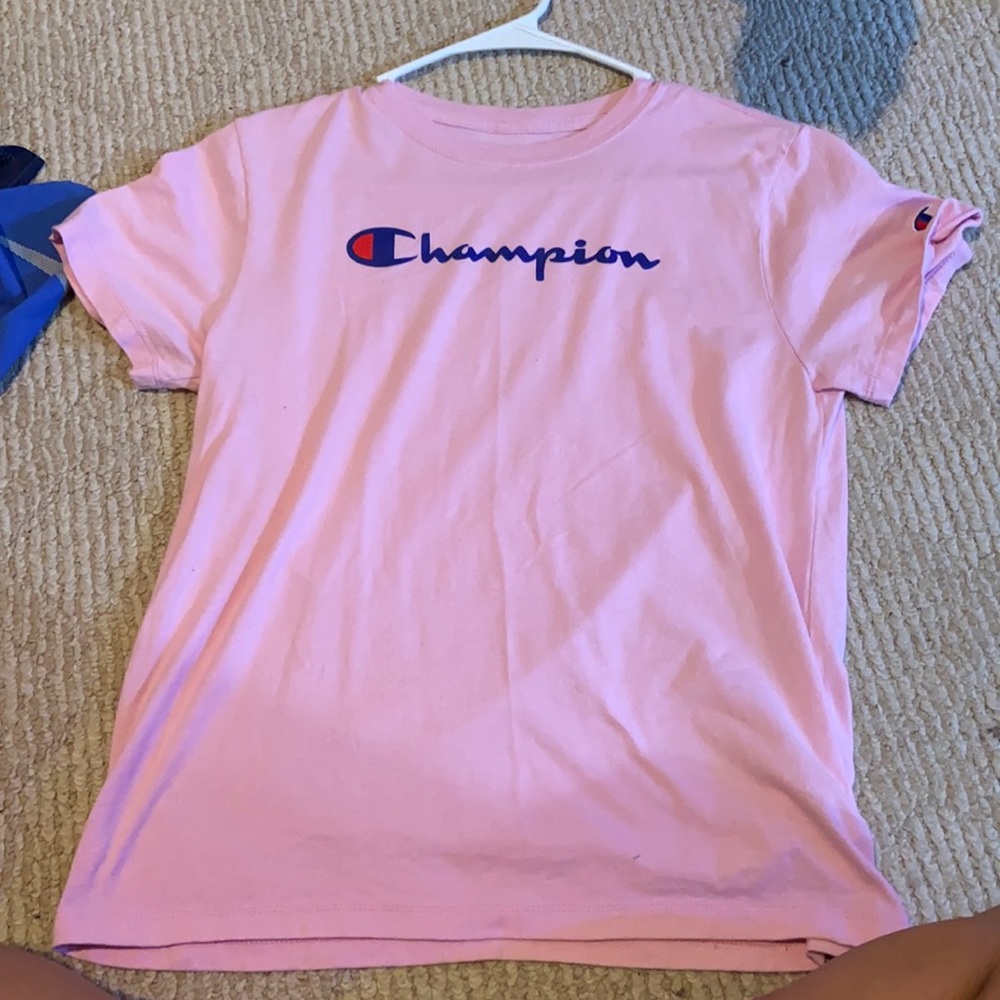 Women’s Champion pink basic tee!